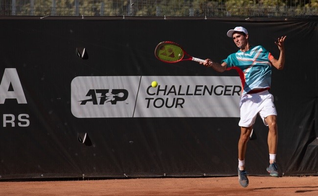 Nicholas David Ionel (18 years old) found out from his mother, Ela Ionel, the news that he received a wild-card on the main singles board at "Concord Iași Open"